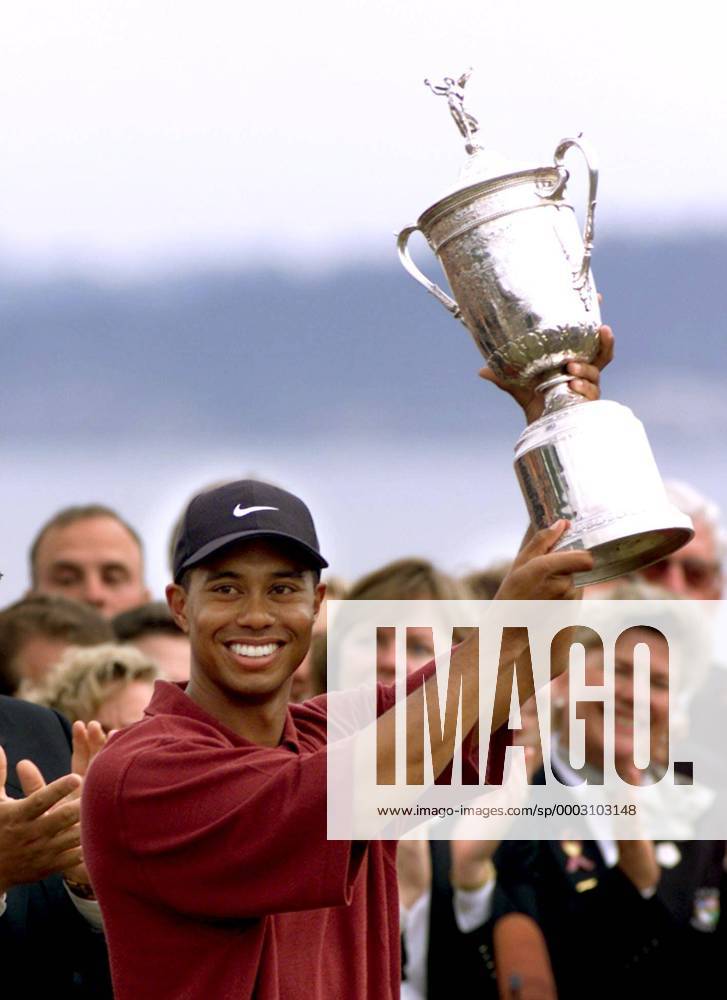 Eldrick Tiger Woods (USA) - Sieger der 100. US Open 2000 - präsentiert stolz die Trophäe - (SXP2000061810) Golf Herren 100. US Open 2000, PGA Tour, Einzelbild Pebble Beach Freude, Golf Herren 100. US Open 2000, PGA Tour, Einzelbild Pebble Beach Freude,