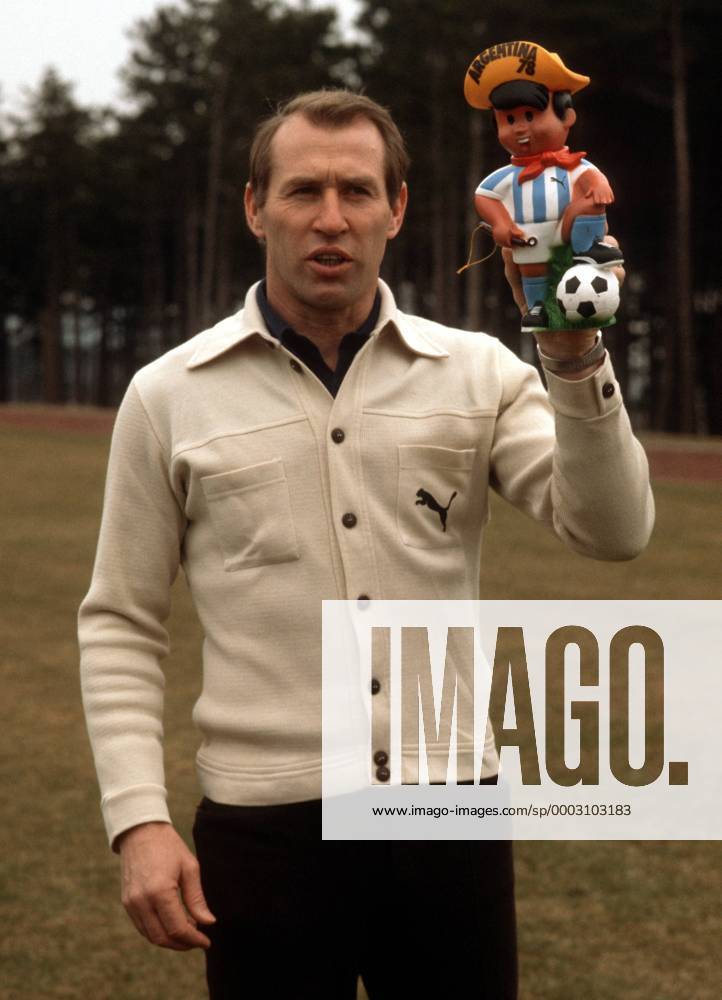 Nationaltrainer Helmut Senekowitsch (Österreich) mit WM Maskottchen Gauchito Fußball Herren Vorschau WM 1978, Nationalmannschaft Einzelbild Fußball Herren Vorschau WM 1978, Nationalmannschaft Einzelbild