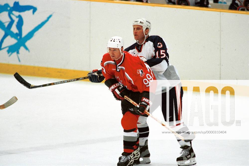 Wayne Gretzky (Kanada, vorn) gegen Brett Hull (USA) Eishockey OS Winter Herren Olympische Winterspiele 1998, Olympia, Olympiade, Spiele, Länderspiel, Gruppe Big Hat Nagano City Dynamik,