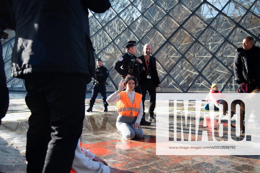 Bilder des Jahres 2023, News 10 Oktober Environmental Activists Climb The Louvre Pyramid - Paris Activists of the environmental group Derniere Renovation (Last Renovation), aiming at raising awareness about climate change, are detained by police officers after climbing the Louvre Pyramid in an attempt to unfurl a banner while others threw paint at the monument, in Paris, France on October 27, 2023. This action aims to put pressure on the debates at the Assembly of the 2024 budget so that MPs vote 12 billion euros for the thermal renovation of buildings. Photo by Florian Poitout ABACAPRESS.COM Paris France