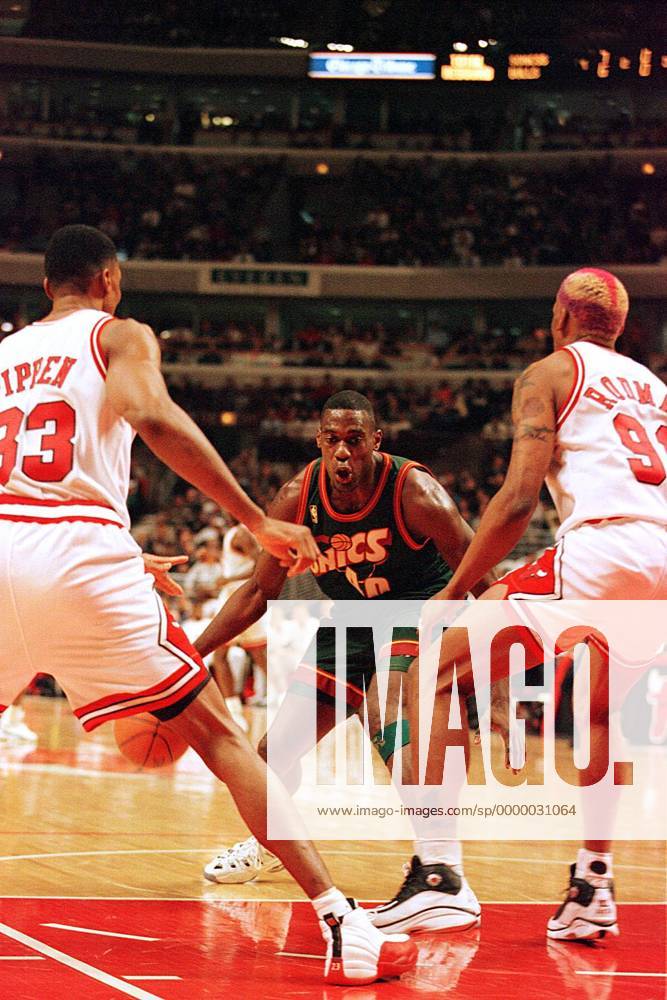 Seattle-Forward Shawn Kemp versucht sich mit Ball gegen Scottie Pippen und Dennis Rodman (re.) durchzusetzen Basketball Herren NBA, Saison 1996 97: Chicago Bulls - Seattle Supersonics Gruppe United Center Chicago Dynamik,