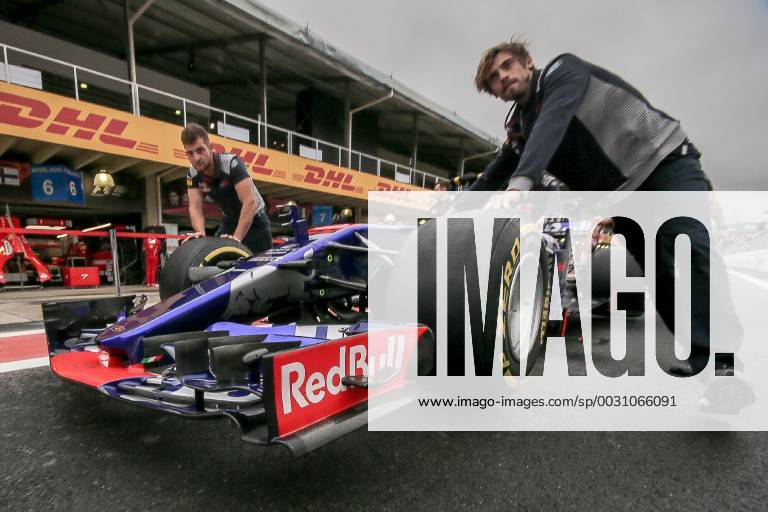 Sao Paulo, Brazil - teams are moving in the pits for the free practice sessions held at the Jose Carlos Pace racetrack in Interlagos, south of Sao Paulo, this Saturday (11) preparatory to the contest of the Brazilian Grand Prix Formula 1, which takes place on Sunday , 12. Brazil F1 GP free practices - ZUMAo70_ 80813638st