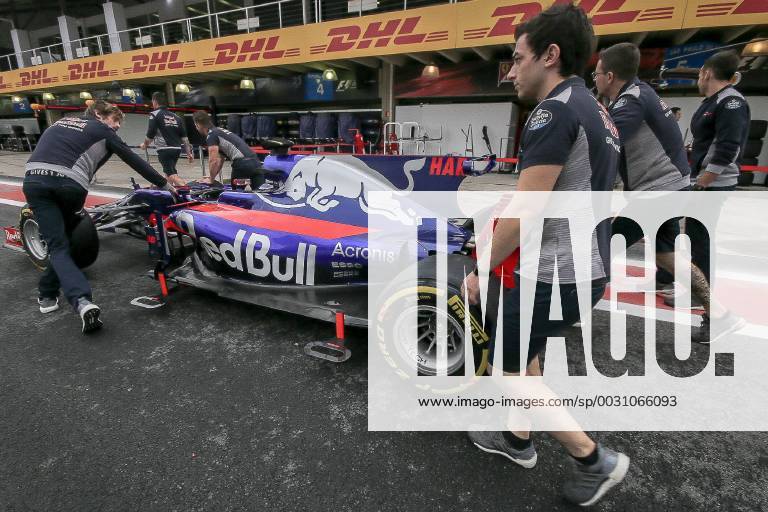 Sao Paulo, Brazil - teams are moving in the pits for the free practice sessions held at the Jose Carlos Pace racetrack in Interlagos, south of Sao Paulo, this Saturday (11) preparatory to the contest of the Brazilian Grand Prix Formula 1, which takes place on Sunday , 12. Brazil F1 GP free practices - ZUMAo70_ 80813640st