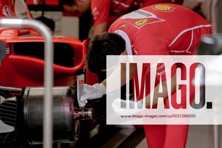 Sao Paulo, Brazil - teams are moving in the pits for the free practice sessions held at the Jose Carlos Pace racetrack in Interlagos, south of Sao Paulo, this Saturday (11) preparatory to the contest of the Brazilian Grand Prix Formula 1, which takes place on Sunday , 12. Brazil F1 GP free practices - ZUMAo70_ 80813648st