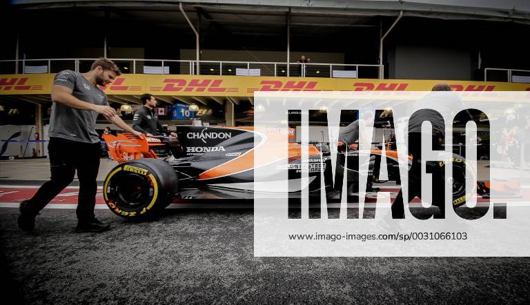 Sao Paulo, Brazil - teams are moving in the pits for the free practice sessions held at the Jose Carlos Pace racetrack in Interlagos, south of Sao Paulo, this Saturday (11) preparatory to the contest of the Brazilian Grand Prix Formula 1, which takes place on Sunday , 12. Brazil F1 GP free practices - ZUMAo70_ 80813656st