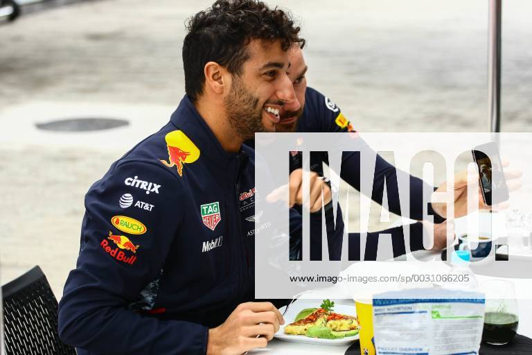 Dia de treino classificatório para GP F1 SÃO PAULO, SP - 11.11.2017: DIA DE TREINO CLASSIFICATÓRIO PARA GP F1 - In the photo the pilot, Calos Sainz, from the Red Bull Racing team, arrives at the Interlagos racetrack. Classifying training day on Saturday (11), for the Brazilian Formula 1 Grand Prix, which will take place on Sunday (12) at the José Carlos Pace racetrack in Interlagos. (Photo: Aloisio Mauricio Fotoarena) x1424869x AloisioxMauricio