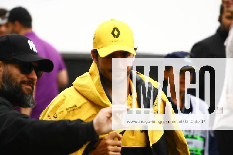 Dia de treino classificatório para GP F1 SÃO PAULO, SP - 11.11.2017: DIA DE TREINO CLASSIFICATÓRIO PARA GP F1 - In the photo the pilot, Calos Sainz arrives at the Autodromo de Interlagos. Classifying training day on Saturday (11), for the Brazilian Formula 1 Grand Prix, which will take place on Sunday (12) at the José Carlos Pace racetrack in Interlagos. (Photo: Aloisio Mauricio Fotoarena) x1424871x AloisioxMauricio