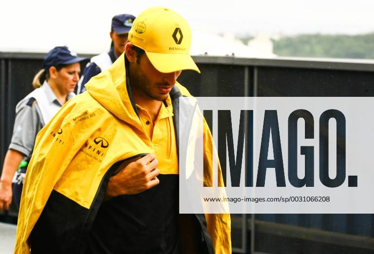 Dia de treino classificatório para GP F1 SÃO PAULO, SP - 11.11.2017: DIA DE TREINO CLASSIFICATÓRIO PARA GP F1 - In the photo the pilot, Calos Sainz, Renault team, arrives at the Interlagos racetrack. Classifying training day on Saturday (11), for the Brazilian Formula 1 Grand Prix, which will take place on Sunday (12) at the José Carlos Pace racetrack in Interlagos. (Photo: Aloisio Mauricio Fotoarena) x1424872x AloisioxMauricio