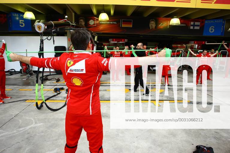 - SPORT Dia de treino classificatório para GP F1 SÃO PAULO, SP - 11.11.2017: DIA DE TREINO CLASSIFICATÓRIO PARA GP F1 - In the photo, the team of the Scuderia Ferrari stretches before the beginning of the training. Classifying training day on Saturday (11), for the Brazilian Formula 1 Grand Prix, which will take place on Sunday (12) at the José Carlos Pace racetrack in Interlagos. (Photo: Aloisio Mauricio Fotoarena) x1424876x AloisioxMauricio