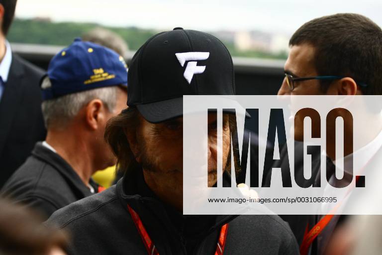Dia de treino classificatório para GP F1 SÃO PAULO, SP - 11.11.2017: DIA DE TREINO CLASSIFICATÓRIO PARA GP F1 - In the photo the former pilot, Emerson FittipaldiI, arrives at the Interlagos racetrack and attends the fans. Classifying training day on Saturday (11), for the Brazilian Formula 1 Grand Prix, which will take place on Sunday (12) at the José Carlos Pace racetrack in Interlagos. (Photo: Aloisio Mauricio Fotoarena) x1424892x AloisioxMauricio