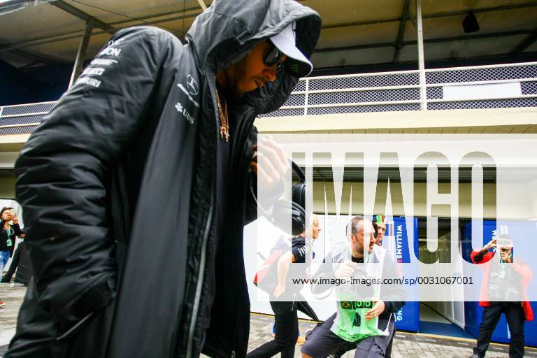 Dia de treino classificatório para GP F1 SÃO PAULO, SP - 11.11.2017: DIA DE TREINO CLASSIFICATÓRIO PARA GP F1 - In the photo the driver, Lewis Hamilton of MERCEDES-BENZ arrives at the Interlagos racetrack. Classifying training day on Saturday (11), for the Brazilian Formula 1 Grand Prix, which will take place on Sunday (12) at the José Carlos Pace racetrack in Interlagos. (Photo: Aloisio Mauricio Fotoarena) x1424898x AloisioxMauricio