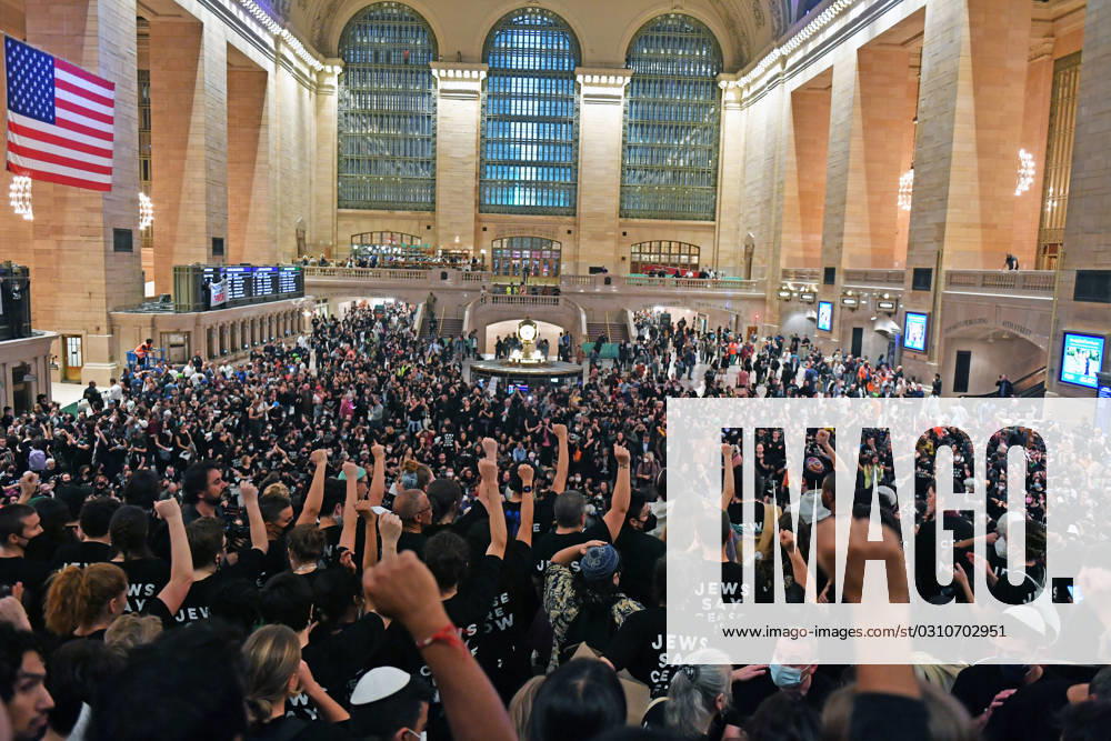 Protesters gather for a sit-in in Grand Central Terminal at rush hour to demand a ceasefire in Gaza and Israel. Included in amongst the protesters are Jews for Ceasefire Now. (PHOTO: Andrea RENAULT Zuma Press) New York USA - ZUMAg115 20231027_faf_g115_022