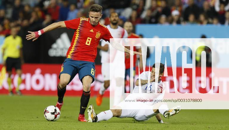 Spanish midfielder Saul Niguez (L) vies for the ball with Costa Rican defender Cristian Gamboa during the firendly match between the national soccer teams of Spain and Costa Rica at La Rosaleda stadium in Malaga, Andalusia, Spain, 11 November 2017. Spain vs. Costa Rica !ACHTUNG: NUR REDAKTIONELLE NUTZUNG!