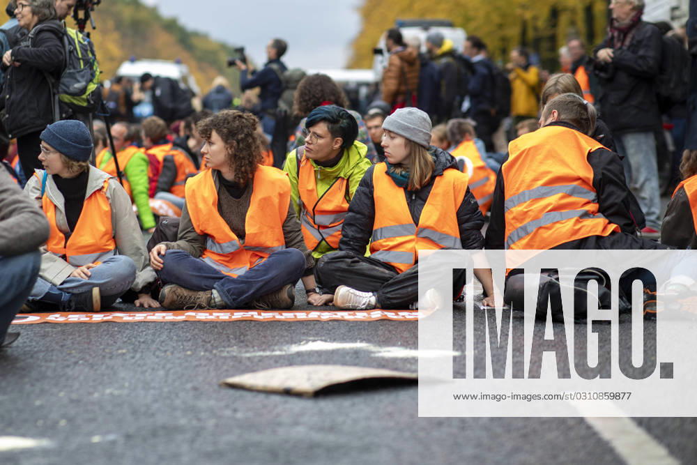 Mass occupation of climate glue on the street of 17 June, hundreds of climate activists have demonstrated on Saturday in Berli