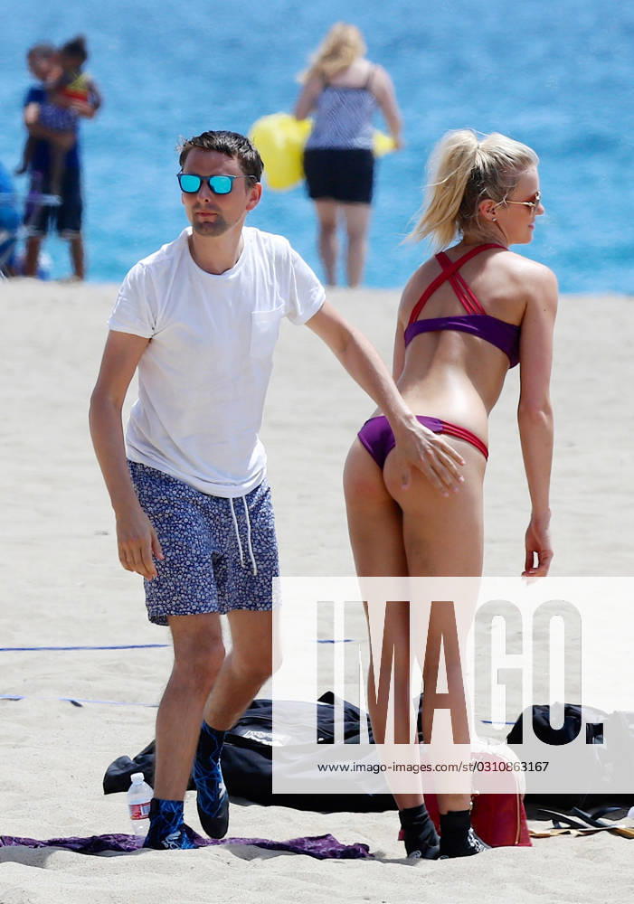 EXCLUSIVE: Matt Bellamy and bikini clad girlfriend Elle Evans seen enjoying the hot summer weather playing some beach volleyball in Malibu 140765, EXCLUSIVE: Matt Bellamy and bikini clad girlfriend Elle Evans seen enjoying the hot summer weather playing some beach volleyball in Malibu. Los Angeles, California - Friday, July 31, 2015., Credit:Pedro Andrade, PacificCoastNews Avalon USA, Los Angeles