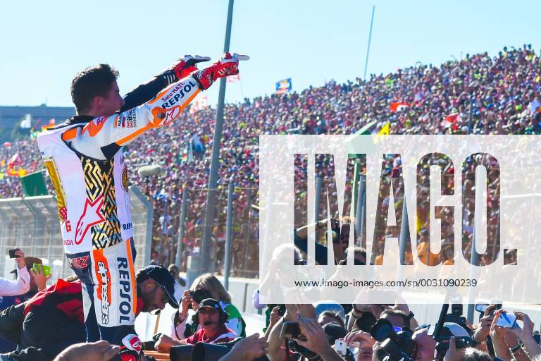 MotoGP, Marc Marquez erneut Weltmeister MARC MARQUEZ (93) from Spain and Respol Honda celebrating his championship during the Moto GP Race MotoGP session of the race of the Valencia Grand Prix at Ricardo Tormo racetrack in Cheste, near Valencia on November 12, 2017 (Photo: Alvaro Sanchez) xALVAROxSANCHEZx xx