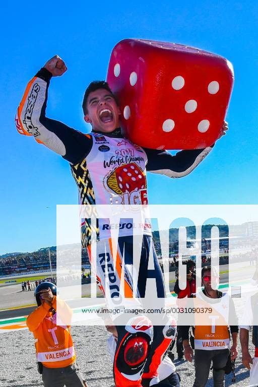 MotoGP, Marc Marquez erneut Weltmeister MARC MARQUEZ (93) from Spain and Respol Honda celebrating his championship during the Moto GP Race MotoGP session of the race of the Valencia Grand Prix at Ricardo Tormo racetrack in Cheste, near Valencia on November 12, 2017 (Photo: Alvaro Sanchez) xALVAROxSANCHEZx xx