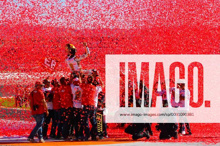 MotoGP, Marc Marquez erneut Weltmeister MARC MARQUEZ (93) from Spain and Respol Honda celebrating his championship during the Moto GP Race MotoGP session of the race of the Valencia Grand Prix at Ricardo Tormo racetrack in Cheste, near Valencia on November 12, 2017 (Photo: Alvaro Sanchez) xALVAROxSANCHEZx xx