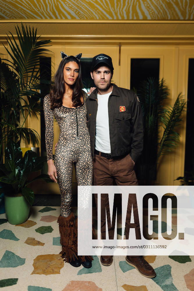 Les cÃ lÃ britÃ s Ã la soirÃ e d Halloween de Vas Morgan et Michael Braun Ã Los Angeles Paul Wesley et Natalie Kuckenburg - Les cÃ lÃ britÃ s Ã la soirÃ e d Halloween de V.Morgan et M.Braun Ã Los Angeles, le 28 octobre 2023. Tiziano Da Silva Bestimage Celebrities at V.Morgan and M.Braun s Halloween party in Los Angeles on October 28, 2023. Los Angeles Etats-Unis