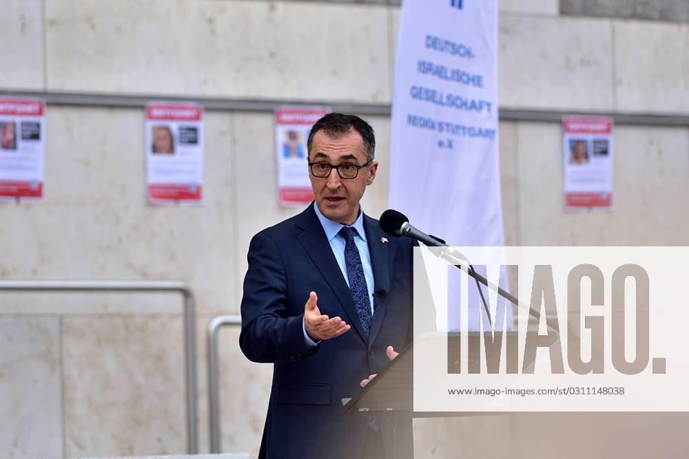 Israel Demo Pro-Israel rally in Stuttgart marketplace About 1500 people attended, among the speakers were Federal Minister Cem Özdemir, Rabbi Yahuda Pushkin and anti-Semitism commissioner Michael Blume Stuttgart marketplace Baden Württemberg Germany