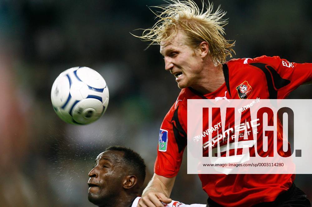 Petter Hansson (Rennes, re.) gegen Souleymane Youla (Lille) - (pan21980) Fußball Herren Ligue 1 2007 2008, 1. Französische Liga, Stade Rennais - OSC Lille 2:2 Gruppe Rennes Kampf, Höhe, Dynamik, Überlegenheit, Fußball Herren Ligue 1 2007 2008, 1. Französische Liga, Stade Rennais - OSC Lille 2:2 Gruppe Rennes Kampf, Höhe, Dynamik, Überlegenheit,