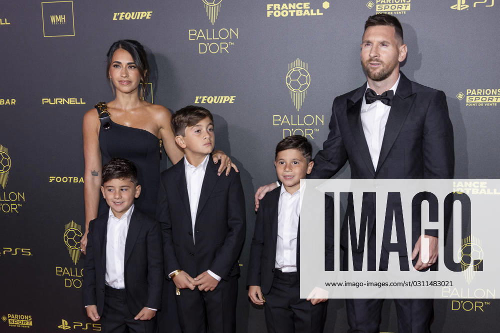 Photocall de la 67eme ceremonie du Ballon d Or au Theatre du Chatelet a Paris Lionel Messi avec sa femme Antonela Roccuzzo et ses fils Thiago Messi, Mateo Messi et Ciro Messi - Photocall de la 67eme ceremonie du Ballon d Or au Theatre du Chatelet a Paris le 30 octobre 2023. Cyril Moreau Bestimage Photocall of the 67th Ballon d Or ceremony at the Theatre du Chatelet in Paris on October 30, 2023. Paris France