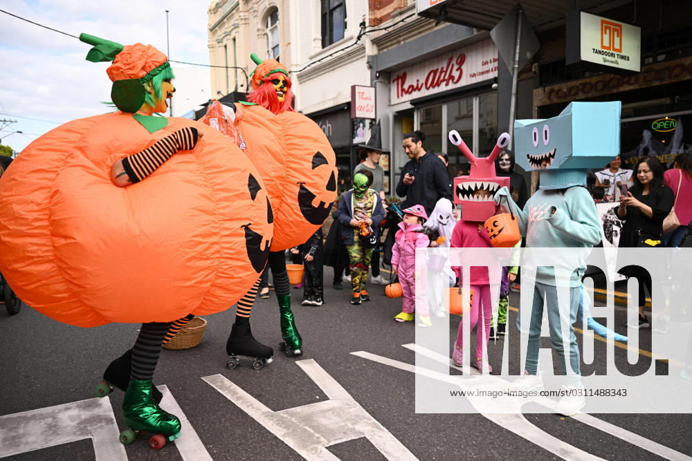 Bilder des Jahres 2023, News 10 Oktober 2023 HALLOWEEN MELBOURNE, People wear costumes during Halloween celebrations at Yarraville Village in Melbourne, Tuesday, October 31, 2023. ( NO ARCHIVING, , NO USE IN BOOKS WITHOUT CONSENT MELBOURNE VICTORIA AUSTRALIA