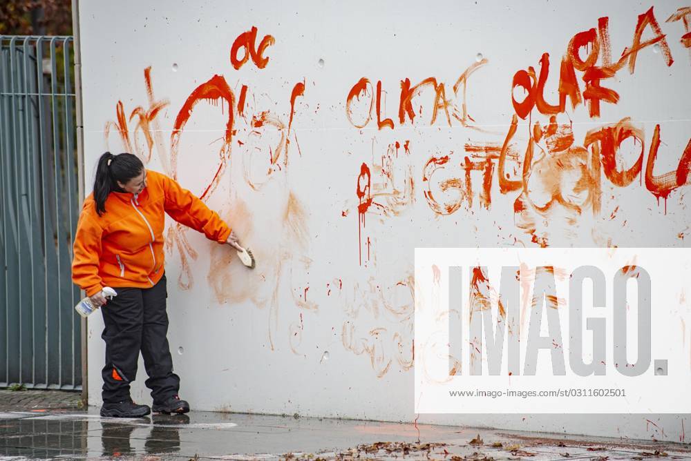Berlin Mitte The Federal Chancellery was sprayed this morning by members of the Last Generation with the slogan Olaf lies Also the sidewalk in front of it was painted with orange paint Photo Already in the afternoon, the inscriptions on the Chancellery were removed again