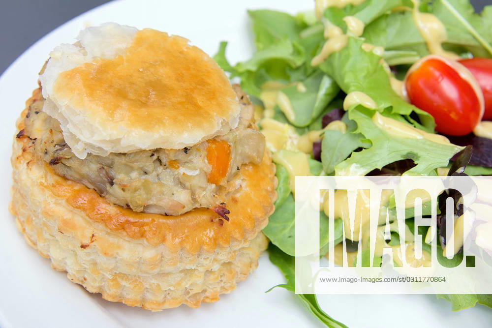 IMAGO Creative, Food, Pot Pie Chicken Pot Pie with Leafy Green Vegetables Tomatoes and Salad Dressing Closeup
