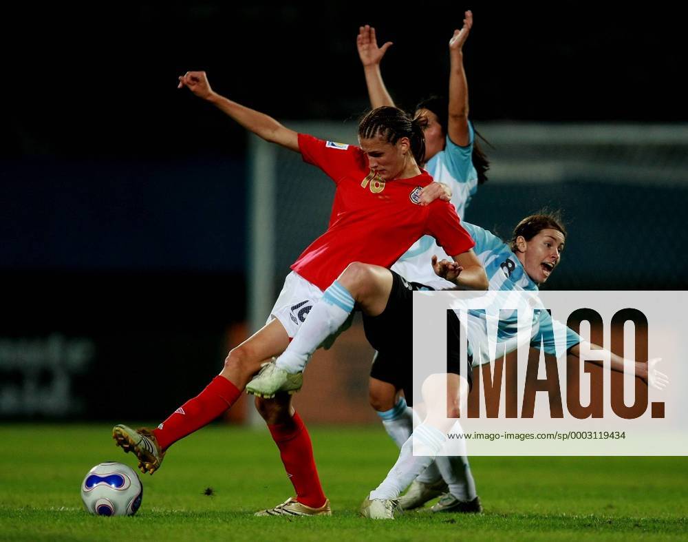 Jill Scott (England, li.) gegen u.a. Clarisa Huber (Argentinien, re.) Fußball Länderspiel Damen WM 2007, Nationalmannschaft, Nationaltrikot, Frauen, Frauenfußball Gruppe Chengdu Dynamik, Kampf, Fußball Länderspiel Damen WM 2007, Nationalmannschaft, Nationaltrikot, Frauen, Frauenfußball Gruppe Chengdu Dynamik, Kampf,