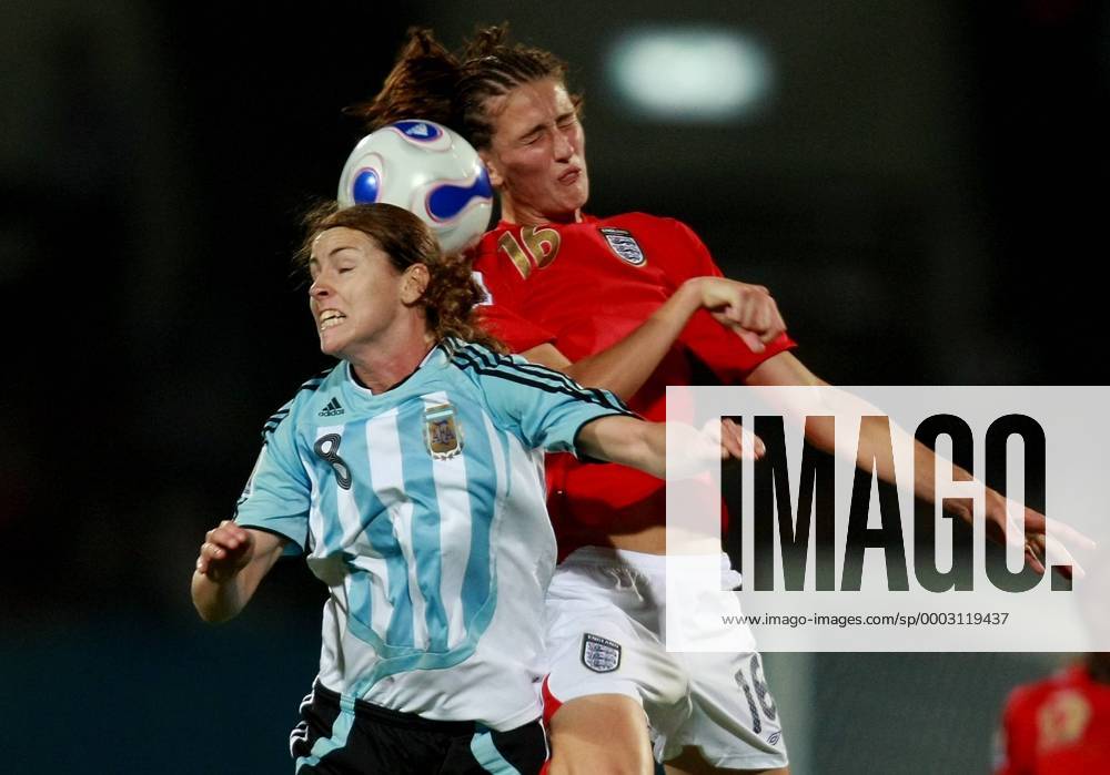 Clarisa Huber (Argentinien, li.) gegen Jill Scott (England) Fußball Länderspiel Damen WM 2007, Nationalmannschaft, Nationaltrikot, Frauen, Frauenfußball Gruppe Chengdu Dynamik, Kampf, Fußball Länderspiel Damen WM 2007, Nationalmannschaft, Nationaltrikot, Frauen, Frauenfußball Gruppe Chengdu Dynamik, Kampf,