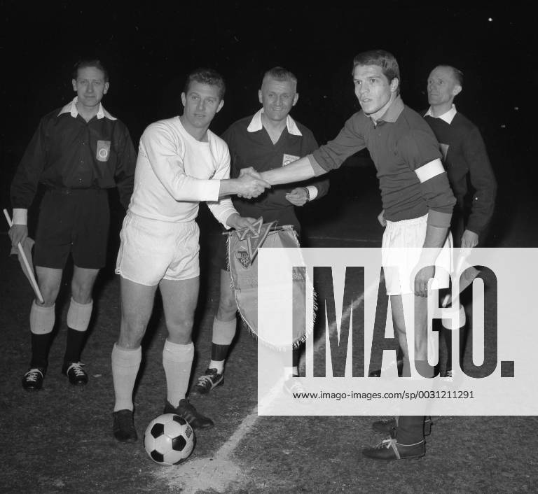 Messepokal season 1963 64 quarter-finals 1 FC Köln AS Roma 4 0 05 03 1964 Welcoming the captains left Hans Schäfer Cologne HM