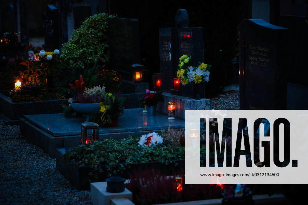 Braunau am Inn, AUT, Unterwegs in der Oberoesterreich, photo event, theme image, various theme images, symbol image, cemetery, All Saints Day, All Souls Day, in the picture cemetery, grave, grave digger, cemetery, flower arrangement, flowers, flower decoration, cross, Engl, Engerl, candle, light candles, grave, grave light, flowers, symbol image, feature,