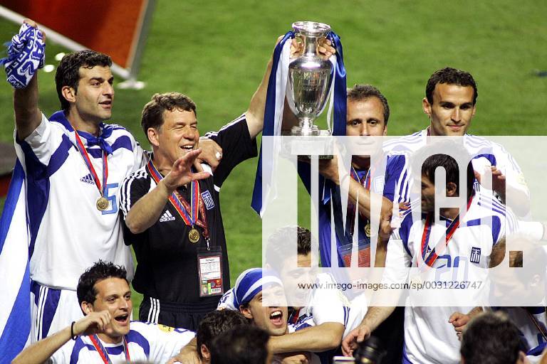 Lisbon 04 07 2004 stadium da luz finale euro 2004 euro2004 ek portugal portugal greece 0 1 otto rehhagel with cup cup and left traianos dellas 5 and right karagounis 20 portugal greece