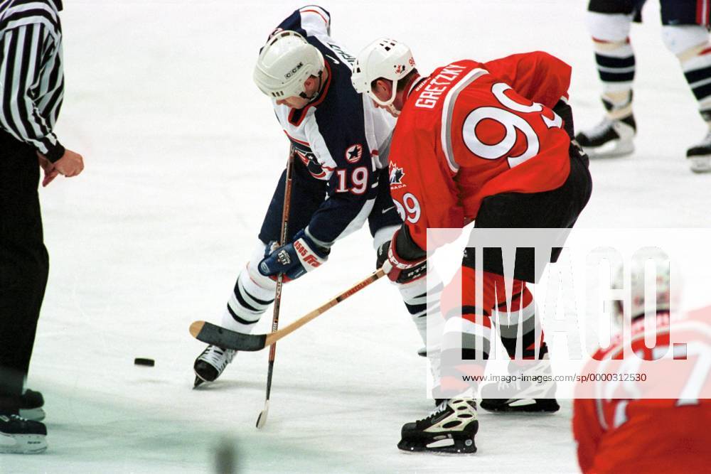 Wayne Gretzky (Kanada, re.) und Doug Weight (USA) beim Bully Eishockey OS Winter Herren Olympische Winterspiele 1998, Olympiade, Olympia, Spiele, Länderspiel Gruppe Big Hat Nagano City Dynamik,