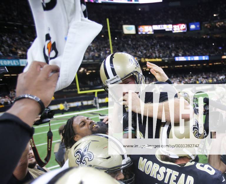 - SPORT November 19, 2017 - New Orleans, LOUISIANA, USA - New Orleans Saints kicker Wil Lutz (center) is lifted up by his teammates after scoring the winning field goal in overtime against the Washington Redskins at the Mercedes-Benz Superdome in New Orleans, Louisiana USA on November 19, 2017. The Saints beat the Redskin 34-31 in overtime. NFL American Football Herren USA NEW ORLEANS SAINTS BEAT WASHINGTON REDSKINS 34-31 - ZUMAa14_ 20171119_zaf_a14_012