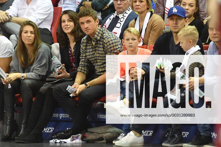 Thomas MUELLER MÜLLER Bayern Muenchen with wife Lisa Arjen ROBBEN Bayern Muenchen with his sons Basketball 1 Bundesliga Bayern Muenchen Brose Bamberg 77 68 am 19 11 2017 A U D I D O M E