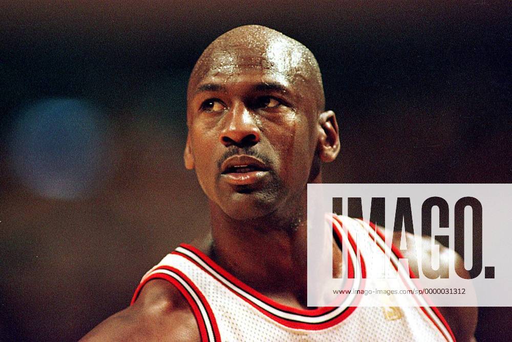 Bulls-Guard Michael Jordan nachdenklich Basketball Herren NBA, Saison 1996 97: Chicago Bulls Porträt United Center Chicago Nachdenklichkeit,