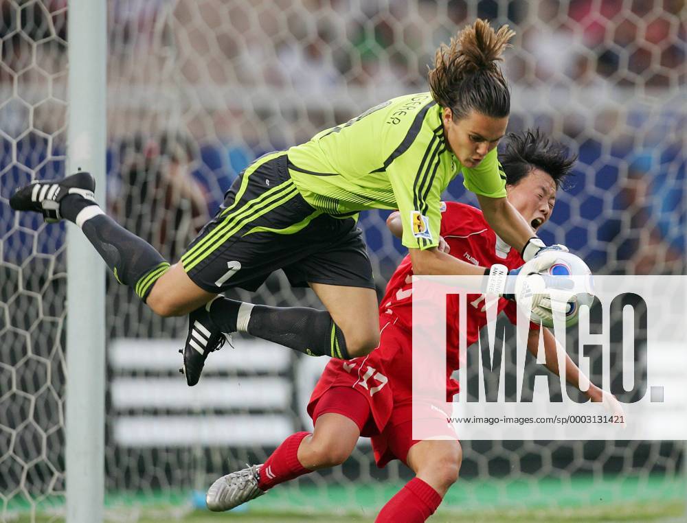 Torfrau Nadine Angerer (Deutschland) gegen Kim Yong Ae (Nordkorea) - Fußball Länderspiel Damen WM 2007, Frauen, Frauenfußball, Nationalmannschaft, Nationaltrikot, Deutschland - Nordkorea, Korea Gruppe Viertelfinale, Wuhan Dynamik, Kampf, Abwehr, Fußball Länderspiel Damen WM 2007, Frauen, Frauenfußball, Nationalmannschaft, Nationaltrikot, Deutschland - Nordkorea, Korea Gruppe Viertelfinale, Wuhan Dynamik, Kampf, Abwehr,