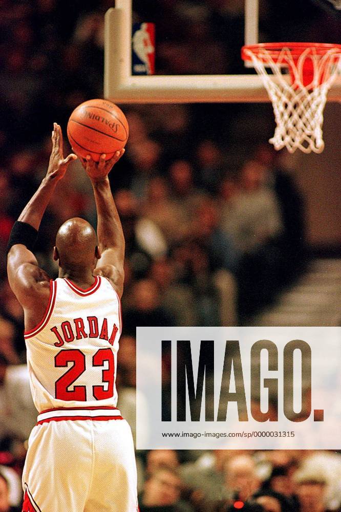 Bulls-Guard Michael Jordan beim Freiwurf von hinten Basketball Herren NBA, Saison 1996 97: Chicago Bulls Einzelbild United Center Chicago