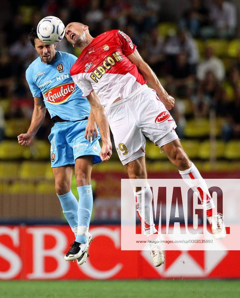 Marko Basa (Le Mans, li.) gegen Jan Koller (Monaco) - (pan21855) Fußball Herren Ligue 1 2007 2008, 1. Französische Liga, AS Monaco - UC Le Mans 72 3:1 Gruppe Monaco Dynamik, Kampf, Fußball Herren Ligue 1 2007 2008, 1. Französische Liga, AS Monaco - UC Le Mans 72 3:1 Gruppe Monaco Dynamik, Kampf,