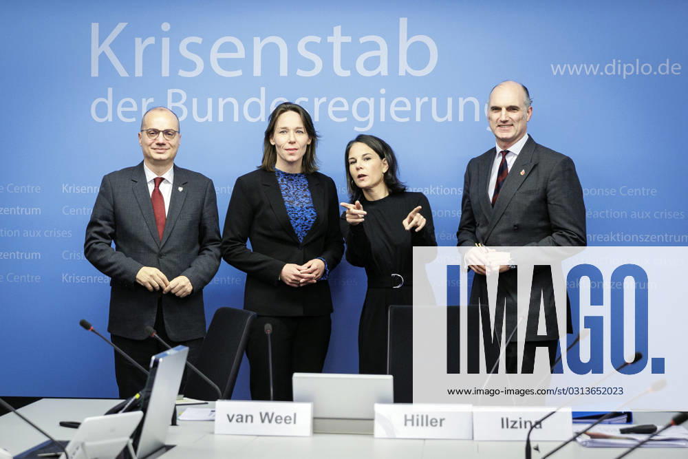 Scenario Discussion with L R Igli Hasani, Foreign Minister of Albania, Hanke Bruins Slot, Foreign Minister of the Netherlands, Annalena Baerbock, Federal Foreign Minister, and Leo Docherty, Minister of State for Europe and North America of the United Kingdom, after the opening of the NATO Cyber Conference at the Crisis Unit of the Federal Foreign Office in Berli