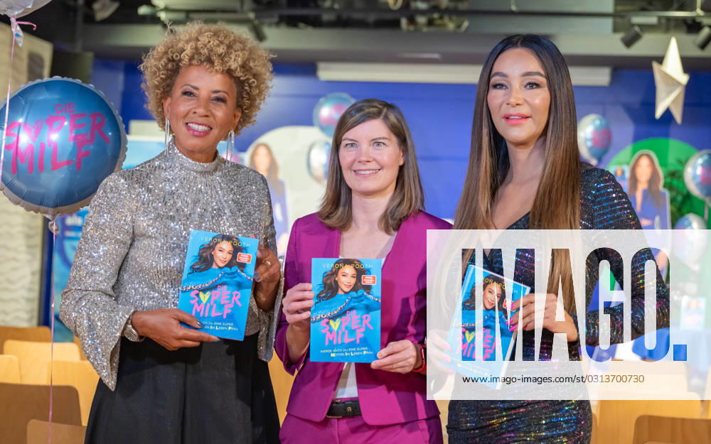 20231109 Buchpraesentation -Die Supermilf- Verona Pooth spricht mit Arabella Kiesbauer WIEN, OESTERREICH - 09. NOVEMBER: Fernsehmoderatorin Arabella Kiesbauer, Geschaeftsfuehrerin von Thalia Oesterreich Andrea Heumann und ehemalige Model, Moderatorin, Saengerin, Schauspielerin, Unternehmerin und Autorin Verona Pooth anlaesslich der Praesentation des Buchs -Die Supermilf- im Selfpublishing bei Thalia, bei Thalia Wien - Mitte W3 am 05. Oktober 2023 in Wien, Oesterreich. 231109_SEPA_17_007