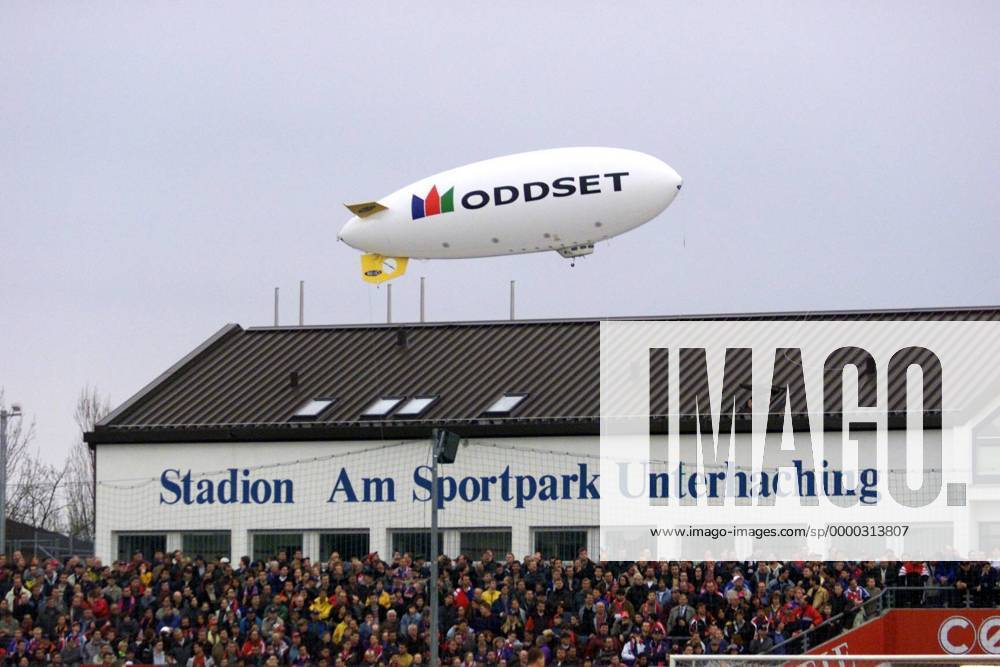 Fußball, Stadiongeschichte SpVgg Unterhaching Oddset-Zeppelin über dem Sportpark Unterhaching Fußball 1. BL Herren Saison 2000 2001, SpVgg Unterhaching Totale Sportpark Unterhaching