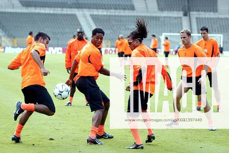 Season 2003 2004 brussel 19 08 2003 training of the dutch team on the eve of the rehearsal country belgium nederland rondootje with o a van bronckhorst scatters davids training in heyselstadion football