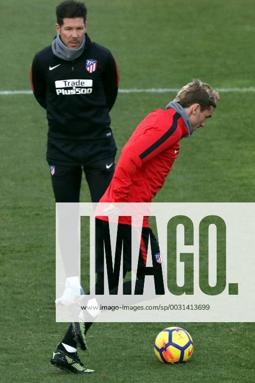 Atletico Madrid s Argentinian head coach, Diego Pablo Simeone (L), and French striker Antoine Griezmann, during a team s training session held in Madrid, Spain, 24 November 2017. Atletico Madrid will face Levante in a Spanish Primera Division soccer match the upcoming 25 November. Training session !ACHTUNG: NUR REDAKTIONELLE NUTZUNG!