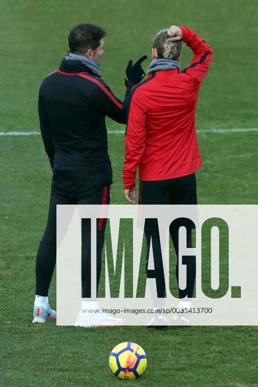 Atletico Madrid s Argentinian head coach, Diego Pablo Simeone (L), and French striker Antoine Griezmann, during a team s training session held in Madrid, Spain, 24 November 2017. Atletico Madrid will face Levante in a Spanish Primera Division soccer match the upcoming 25 November. Training session !ACHTUNG: NUR REDAKTIONELLE NUTZUNG!