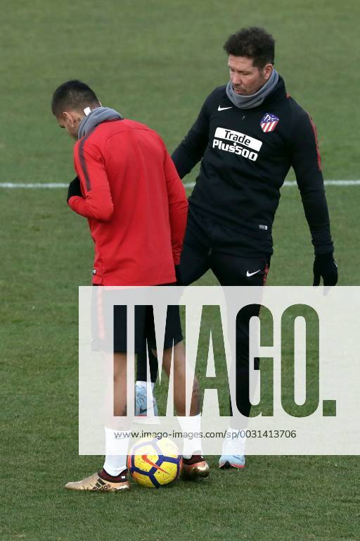 Atletico Madrid s Argentinian head coach, Diego Pablo Simeone (R), and countryman and striker Angel Correa, during a team s training session held in Madrid, Spain, 24 November 2017. Atletico Madrid will face Levante in a Spanish Primera Division soccer match the upcoming 25 November. Training session !ACHTUNG: NUR REDAKTIONELLE NUTZUNG!