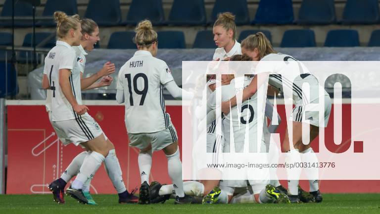 The players of Germany with Torjubel cheers joy over the gate to the 1 0 goal celebration Football Women International match Germany France