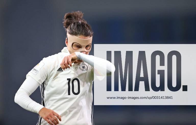 Football Women International Germany France in the Schüco Arena Bielefeld Dzsenifer Marozsan Germany with mask